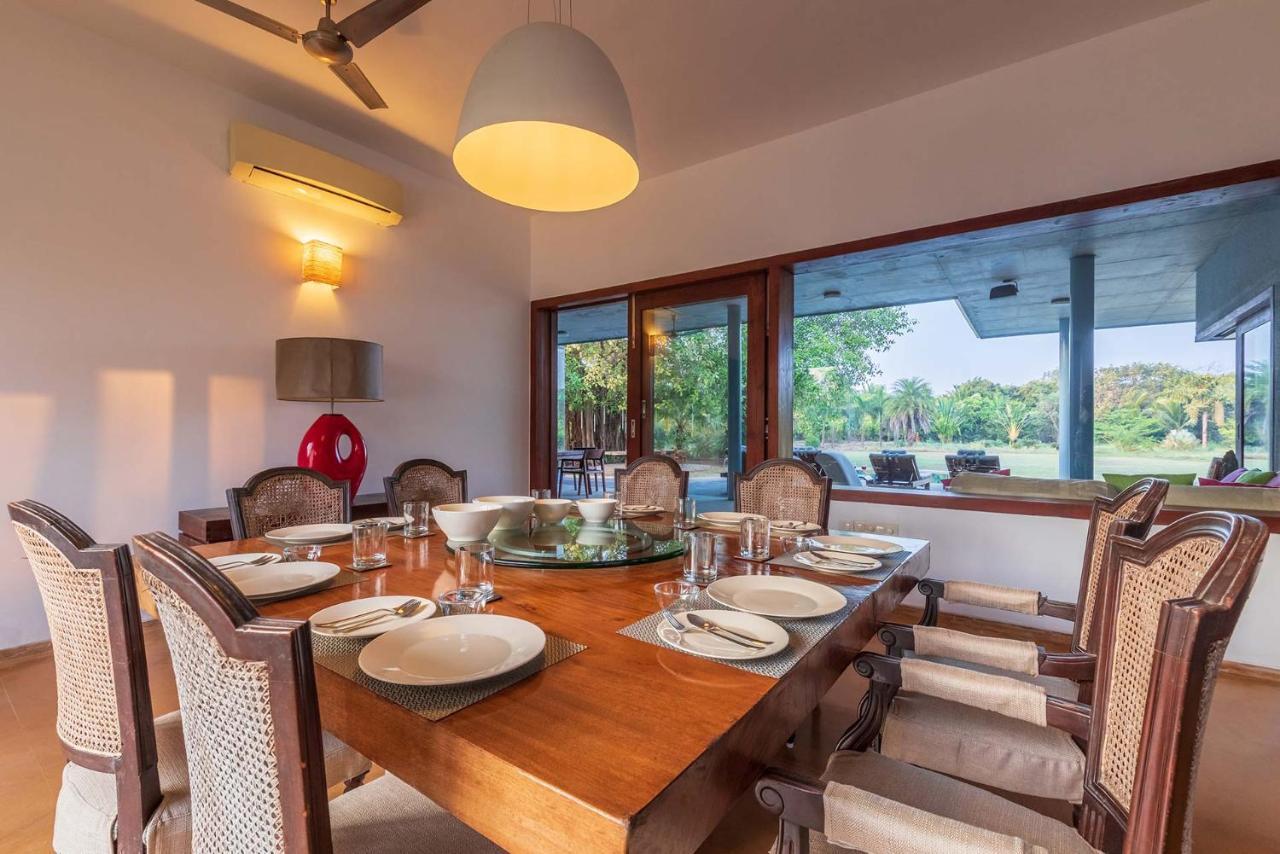 Jay House By Stayvista - Leisure Oasis With Pool, Snooker, Table Tennis & Foosball Fun آليباغ المظهر الخارجي الصورة